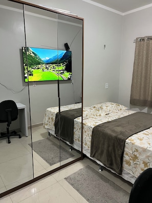 Iron/ironing board, WiFi, bed sheets - House with ensuite bathroom in a good location. (Manaus)