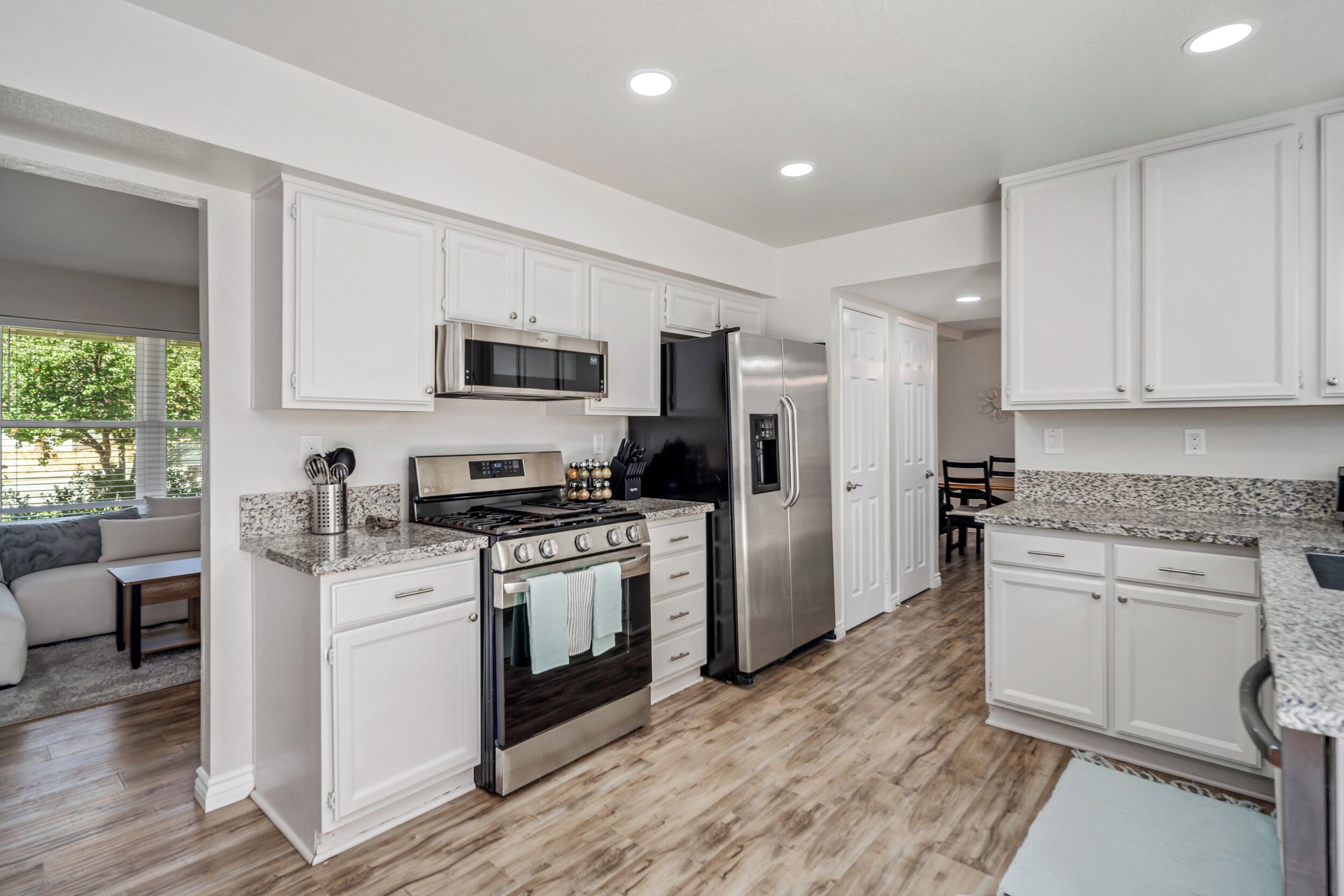 Mikrowelle, Ofen, Herdplatte, Geschirrspüler