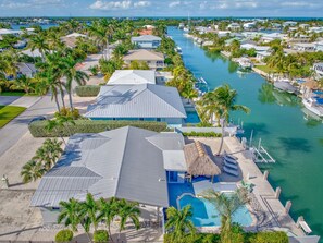 Een resort met meerdere gebouwen, een jachthaven en een zwembad.