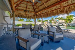 Outdoor dining - Turtle Tides – Private Heated Pool & 50' Dock (Key Colony Beach)