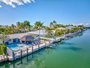 A heated pool - Turtle Tides – Private Heated Pool & 50' Dock (Key Colony Beach)