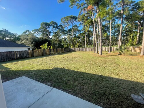Cool 3-bedroom house with AC in Palm Bay