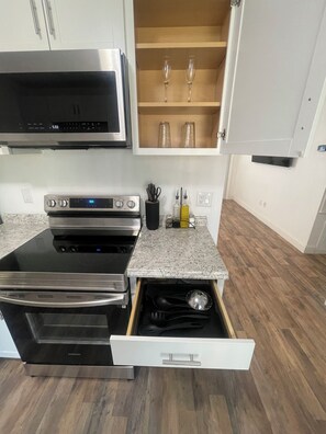 Microwave, oven, stovetop - That cute house on Emerald! (Palm Bay)