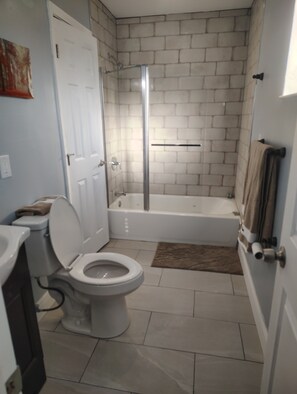 Hair dryer, towels, soap, toilet paper - That cute house on Emerald! (Palm Bay)
