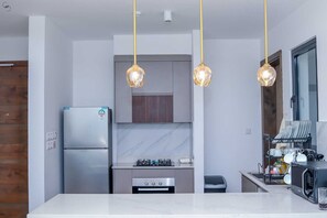 Een koelkast, een magnetron, een oven, een vaatwasser
