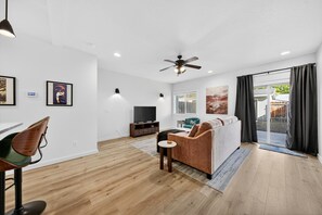 Smart TV, books - #HabitueHomes - Longmont Landing (Boise)