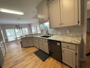 Microondas, horno, parrilla de estufa y lavavajillas 