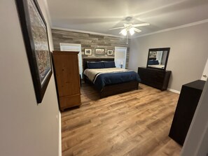 Tabla de planchar con plancha, wifi y ropa de cama 