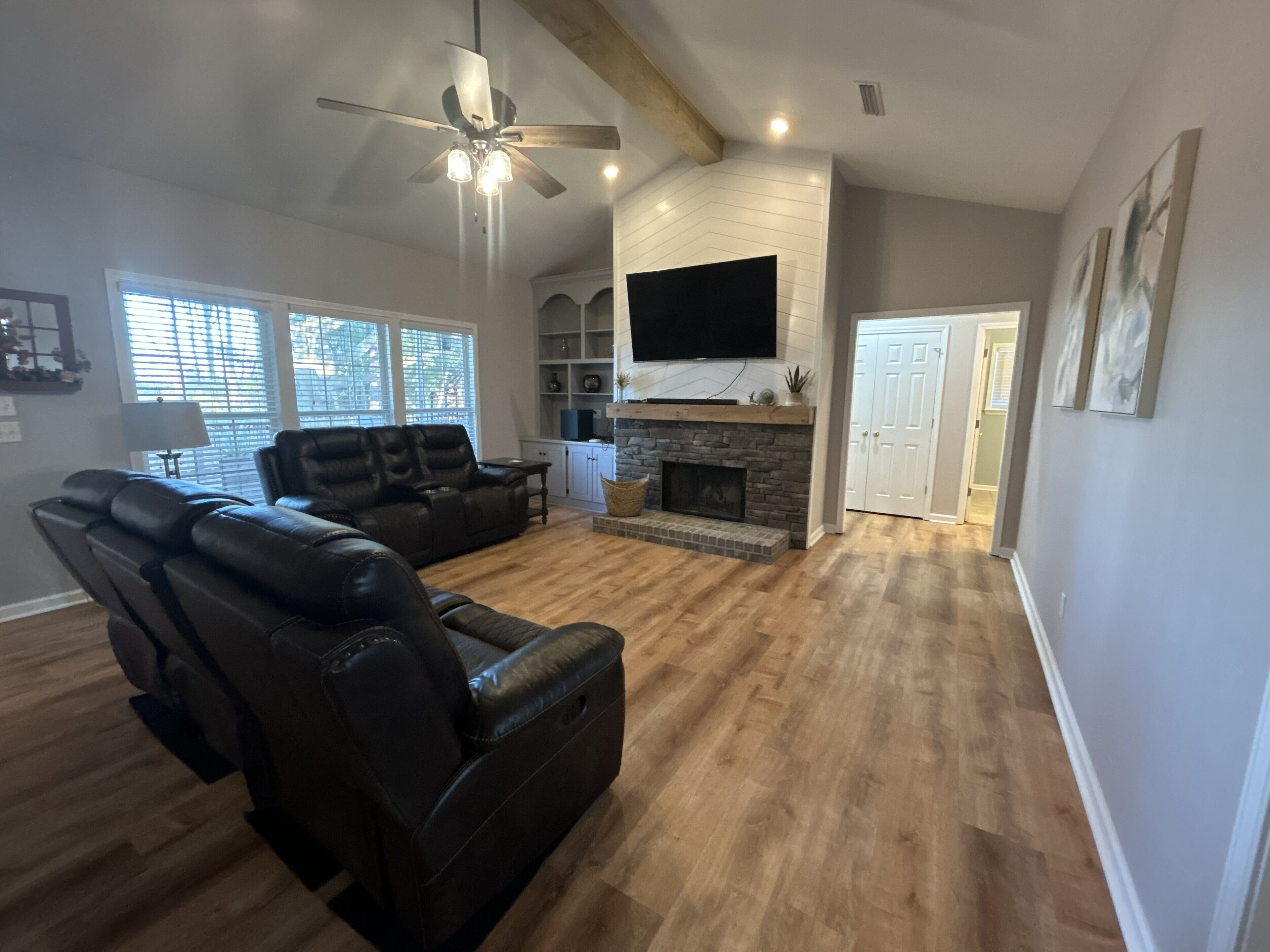 Télévision, cheminée