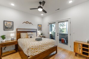 Desk, free WiFi, bed sheets - Bespoke Outpost: A stylish 3-bedroom retreat in scenic Chattanooga, TN. (Chattanooga)