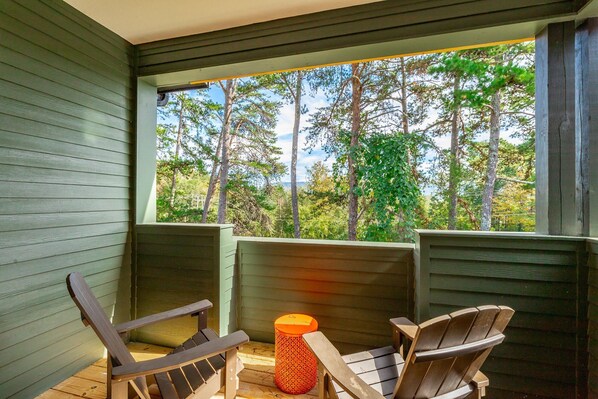 Terrace/patio - Bespoke Outpost: A stylish 3-bedroom retreat in scenic Chattanooga, TN. (Chattanooga)