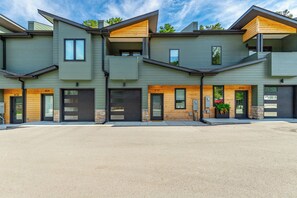 Exterior - Bespoke Outpost: A stylish 3-bedroom retreat in scenic Chattanooga, TN. (Chattanooga)