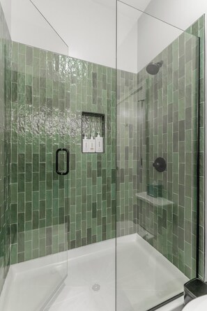 Shower, towels - Bespoke Outpost: A stylish 3-bedroom retreat in scenic Chattanooga, TN. (Chattanooga)