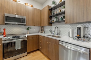 Fridge, microwave, oven, stovetop - Bespoke Outpost: A stylish 3-bedroom retreat in scenic Chattanooga, TN. (Chattanooga)