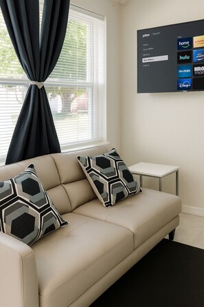 TV - Superb studio with coastal comfort in Apollo Beach, Florida (Apollo Beach)