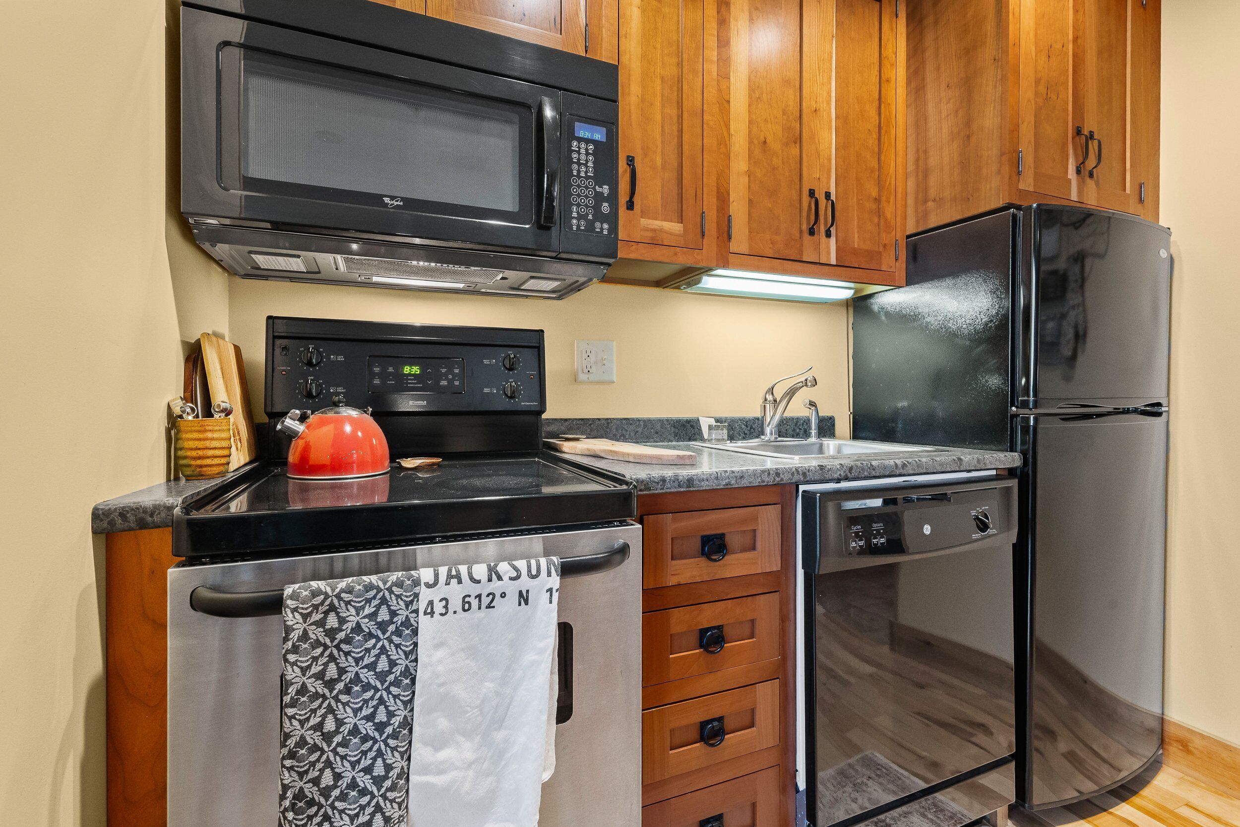 Refrigerador, microondas, horno y parrilla de estufa 