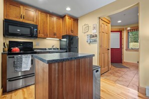 Een koelkast, een magnetron, een oven, een kookplaat