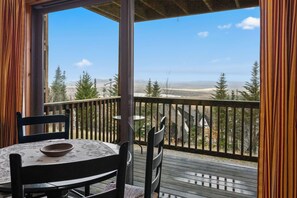 Outdoor dining - Saddleback - South Branch Condo 17-1 - Ski in ski out, Pet friendly! (Rangeley)