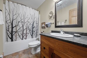 Shower, towels - Saddleback - South Branch Condo 17-1 - Ski in ski out, Pet friendly! (Rangeley)