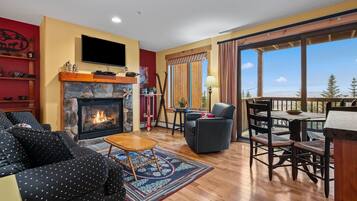 Een televisie en een open haard