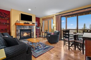 Een televisie en een open haard