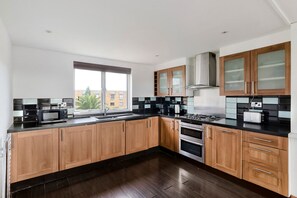 Refrigerador, microondas, horno y lavavajillas 
