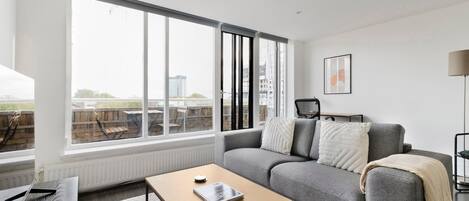 Een televisie en een stereo