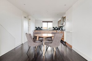 Dining - Blueground | Kensington, balcony, nr Holland Park (London)