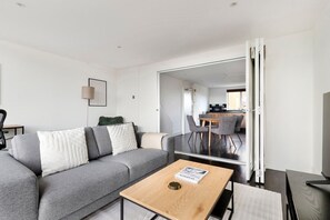 TV, stereo - Blueground | Kensington, balcony, nr Holland Park (London)