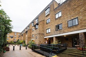 Exterior - Blueground | Kensington, balcony, nr Holland Park (London)