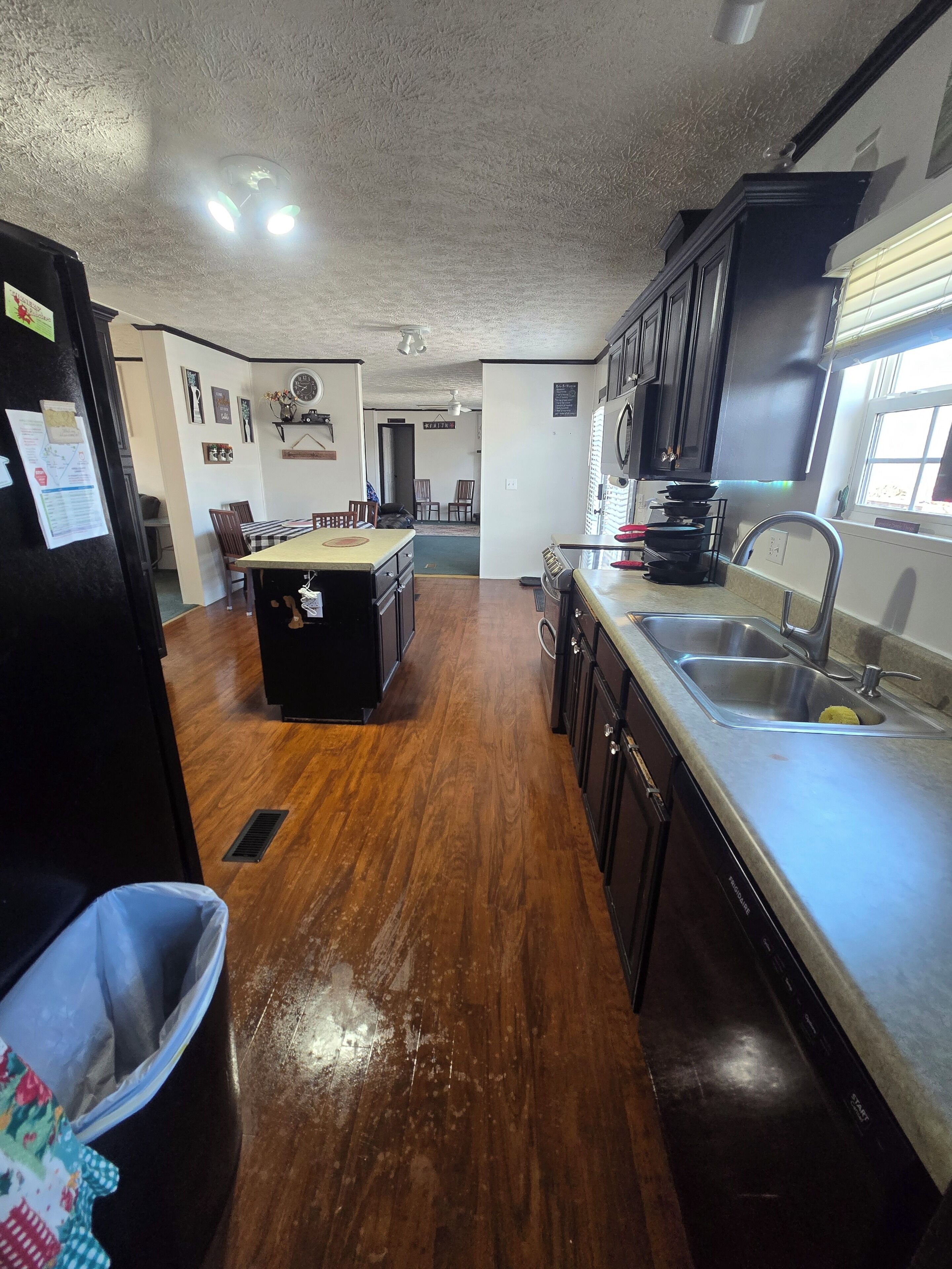 Een microgolfoven, een oven, een kookplaat, een vaatwasser