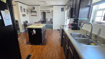 Een microgolfoven, een oven, een kookplaat, een vaatwasser