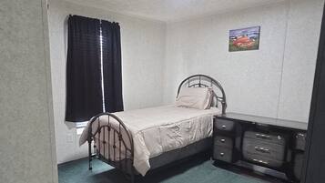 3 bedrooms, iron/ironing board, WiFi, bed sheets