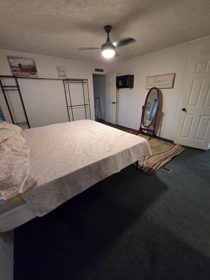 3 室のベッドルーム、アイロン / アイロン台、WiFi、ベッドシーツ