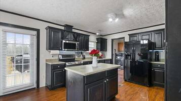 Microondas, horno, parrilla de estufa y lavavajillas