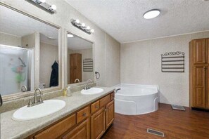 Haartrockner, Handtücher, Seife, Toilettenpapier