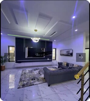 Living area - Luxury 4 Bed fully Detached Villa in Lekki with WiFi  & Constant power supply (Lekki)