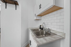 Kühlschrank, Mikrowelle, Wasserkocher mit Kaffee-/Teezubehör, Toaster