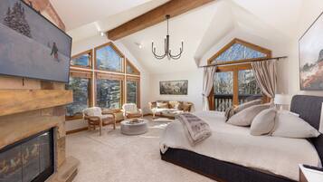 Escritorio, tabla de planchar con plancha, cuna de viaje y wifi gratis