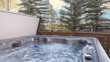 Tina de hidromasaje al aire libre