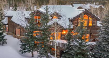 True Ski-in Ski-out Estate, Luxury Suites, hot tub, gaming. AMAZING Home and Location!