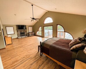 7 bedrooms, iron/ironing board, free WiFi, bed sheets - Lake View Lodge by PMR, Lakefront, Private Boat Slip, fire pit, gameroom (Lake Harmony)