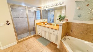 Een douche, een bubbelbad, een haardroger, een bidet