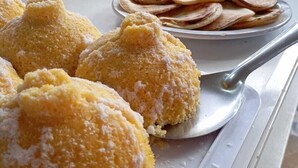 Une table avec différents plats, notamment des aliments panés et une assiette de crêpes.