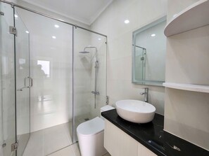 Standard Room, City View | Bathroom
