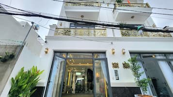 Vista frontal de la propiedad