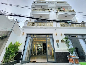 Vista frontal de la propiedad