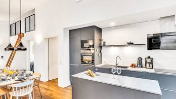 KĂŒhlschrank, Mikrowelle, Ofen, GeschirrspĂŒler