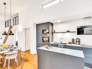 Kühlschrank, Mikrowelle, Ofen, Geschirrspüler