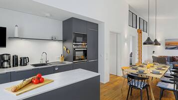 Kühlschrank, Mikrowelle, Ofen, Geschirrspüler
